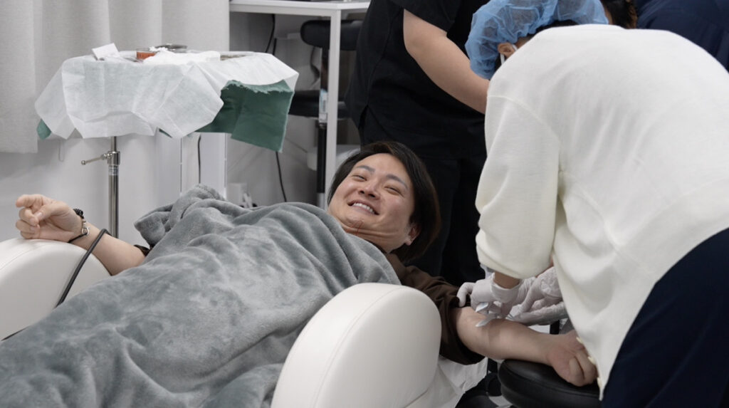 麻酔時も余裕の笑みを浮かべる林社長