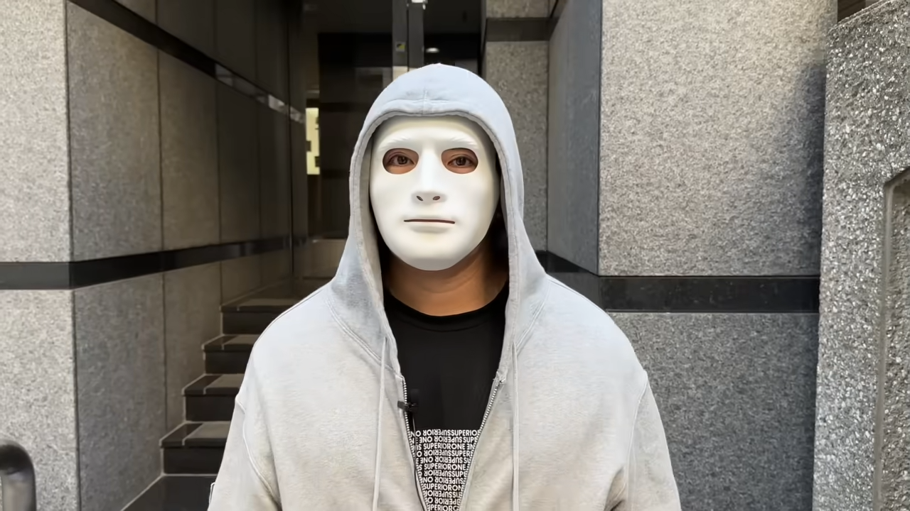 クリニックの前で撮影をするラファエルさん