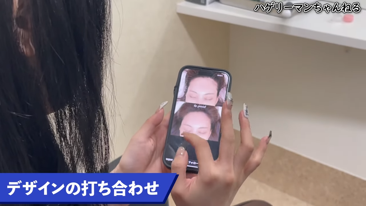 理想のデザインを見せるレイさん