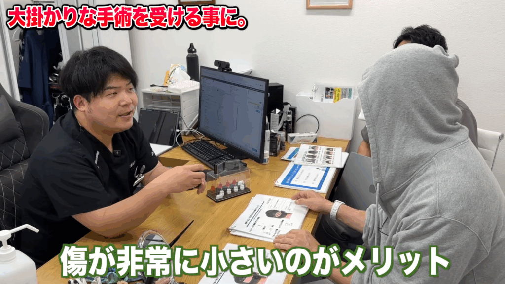 FUE法の説明を受けるラファエルさん